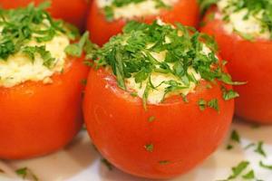 Как приготовить вкусные помидоры, фаршированные сыром и чесноком по рецепту с фото Фаршированные помидоры с сыром и майонезом