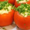 Fotoğraflı tarife göre peynir ve sarımsakla doldurulmuş lezzetli domates nasıl pişirilir Peynirli ve mayonezli domates dolması