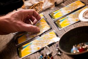 Minor Arcana Tarot Four of Pentacles: νόημα και συνδυασμός με άλλες κάρτες