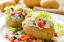 Charakteristickým jedlom múdrych gazdiniek sú plnené zemiaky.