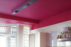 La combinazione di colori del soffitto e delle pareti: un buon consiglio